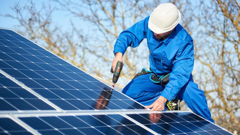 DIY vs Professional Solar Panel Installation: Which Is Right for You?