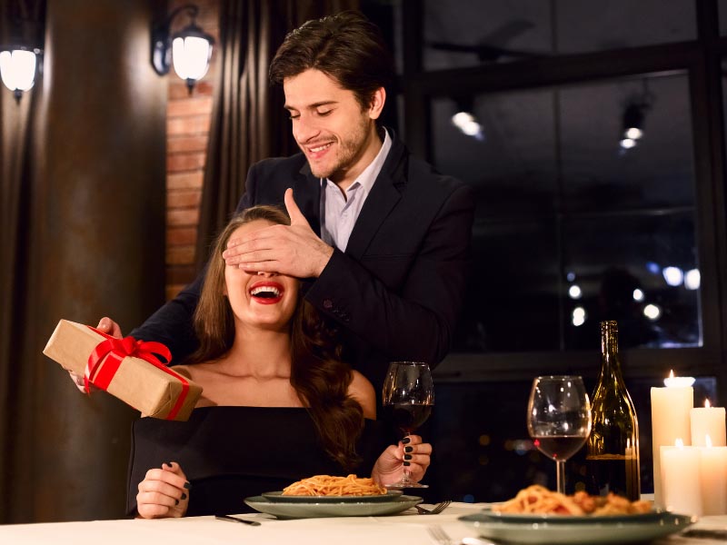 5 Romantic Last-Minute Anniversary Gifts for Her