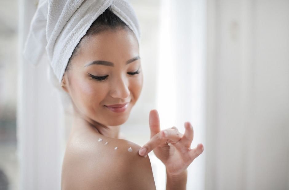 Preventing Moisture Loss: The Role of Cosmetic Ingredients