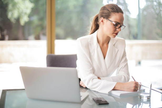 Career Crossroads: Navigating the Decision-Making Process as a Student